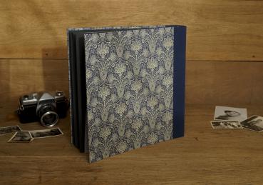 Fotobuch Quadrat,dunkelblau mit feinen Ornamenten,Pergaminpapier zwischen Seiten, Buchrücken Leinen dunkelblau